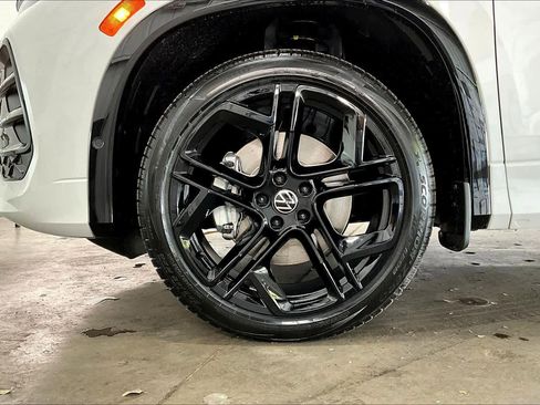 New 2026 Volkswagen Tiguan SE R-Line image 14