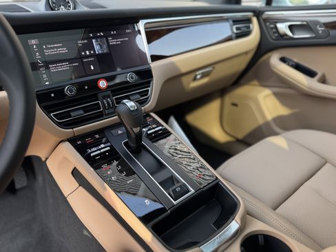 Certified 2025 Porsche Macan AWD/4WD image 24