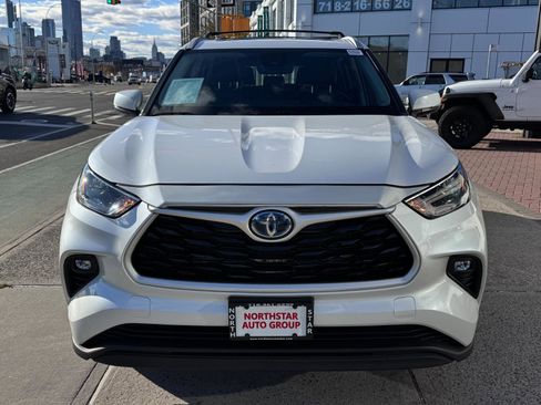 Used 2023 Toyota Highlander XLE image 2