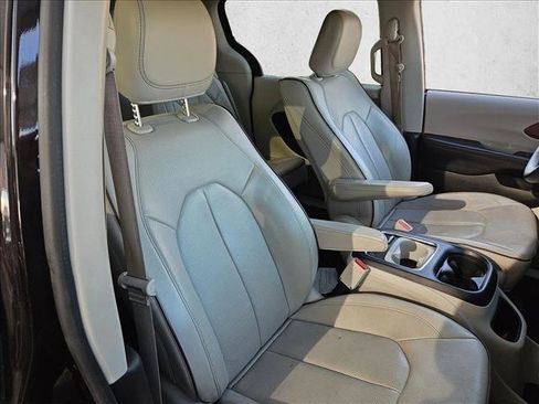 Used 2017 Chrysler Pacifica Limited image 24