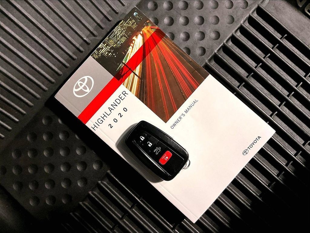 Used 2020 Toyota Highlander XLE AWD/4WD image 32