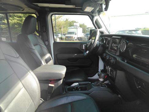 Used 2019 Jeep Wrangler Unlimited Sahara AWD/4WD image 17