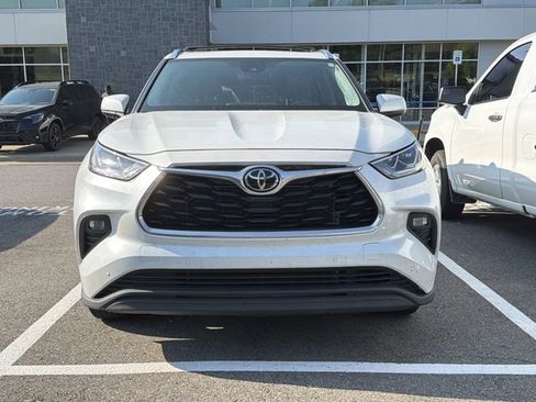 Used 2023 Toyota Highlander Limited FWD image 2