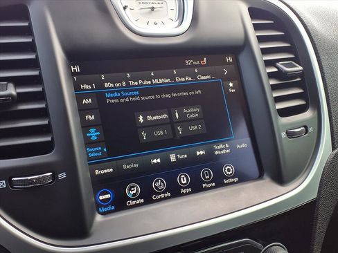 Used 2023 Chrysler 300 Touring L image 5