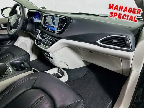 Used 2023 Chrysler Pacifica Touring-L FWD image 28