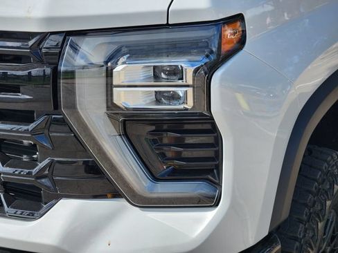Used 2025 Chevrolet Silverado 2500 ZR2 w/ Technology Package AWD/4WD image 9