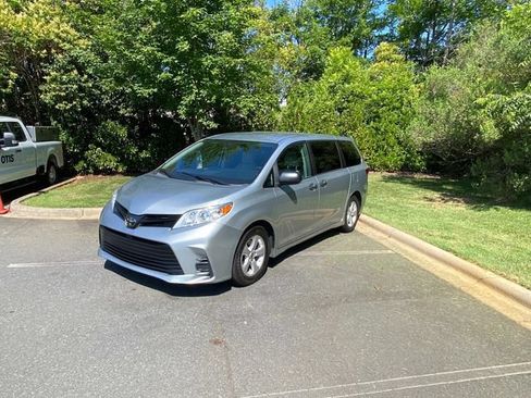 Used 2020 Toyota Sienna L FWD image 2
