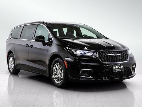 Used 2025 Chrysler Pacifica Select FWD image 7