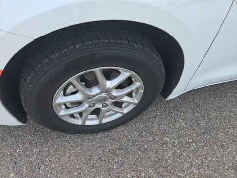 Used 2025 Chrysler Pacifica Select FWD image 4