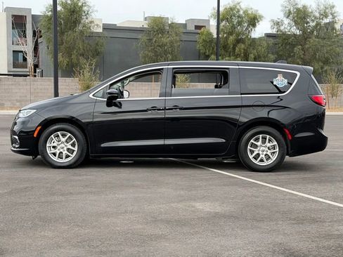 Used 2024 Chrysler Pacifica Touring-L image 2