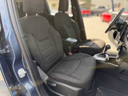 Used 2022 Jeep Renegade Latitude AWD/4WD image 27