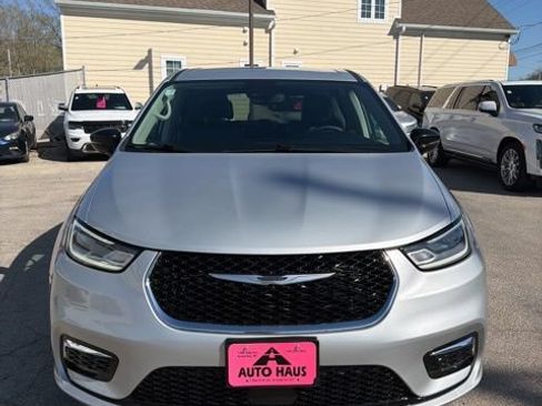 Used 2024 Chrysler Pacifica Touring-L FWD image 15
