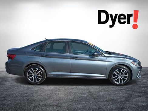 Used 2025 Volkswagen Jetta SE image 2