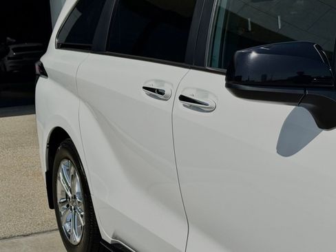 Used 2023 Toyota Sienna XSE AWD/4WD image 9