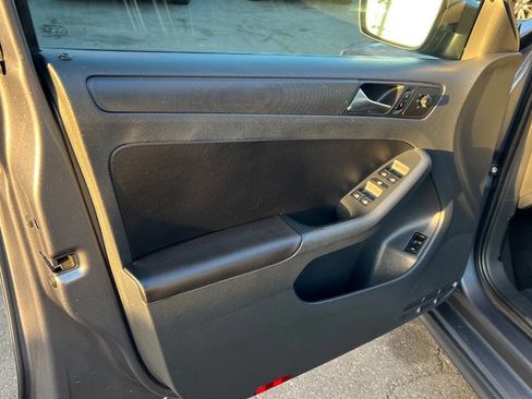 Used 2011 Volkswagen Jetta SE image 16