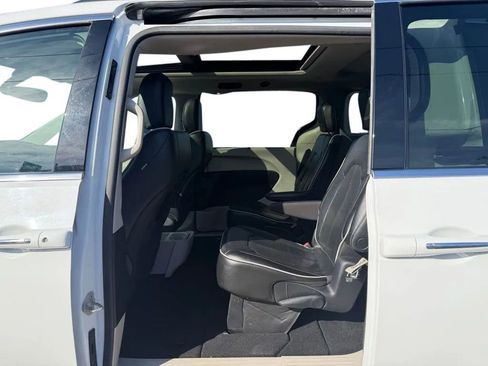 Used 2022 Chrysler Pacifica Limited image 30