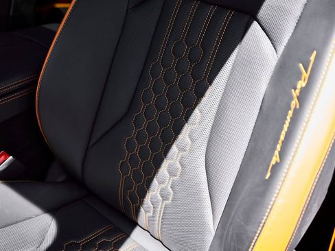 Used 2023 Lamborghini Urus Performante AWD/4WD image 59