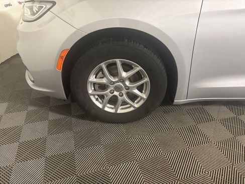 Used 2024 Chrysler Pacifica Touring-L image 51