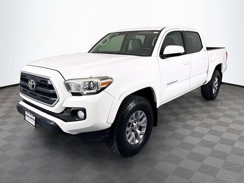 Used 2017 Toyota Tacoma SR5 w/ Tow Package RWD image 3