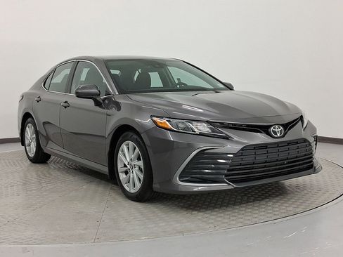 Used 2021 Toyota Camry LE image 7