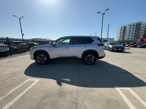 Used 2025 Nissan Rogue SV FWD image 8
