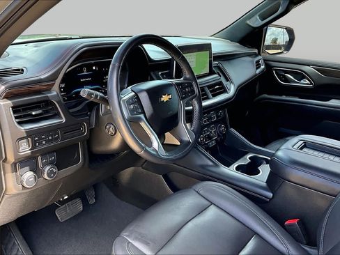 Used 2022 Chevrolet Suburban LT w/ Luxury Package RWD image 18
