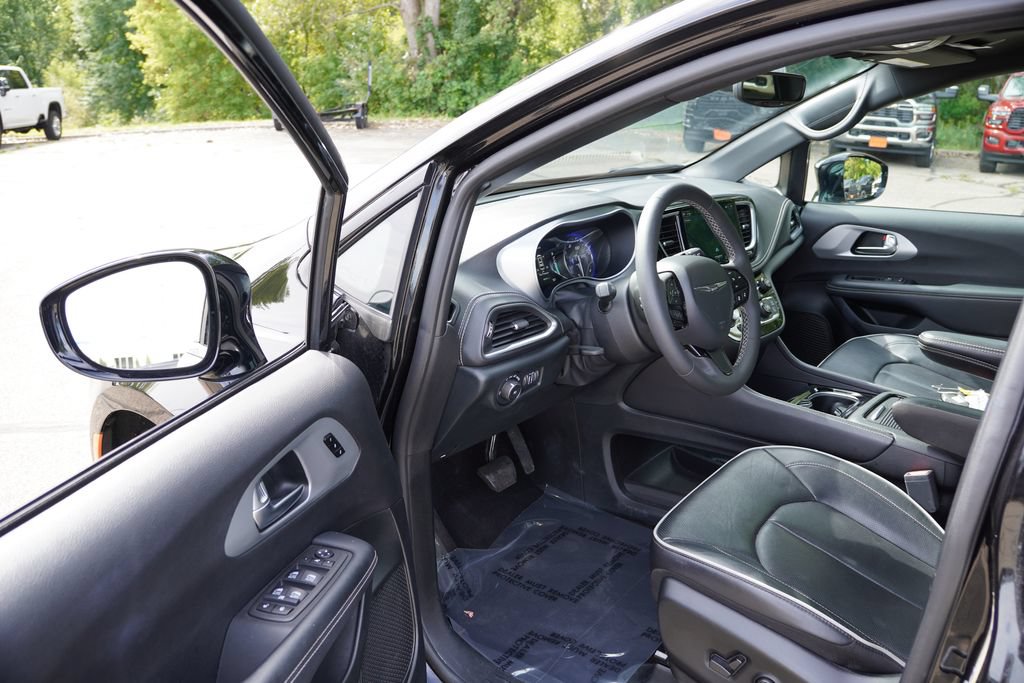 Used 2025 Chrysler Pacifica Limited FWD image 14