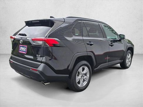 Used 2021 Toyota RAV4 XLE AWD/4WD image 5