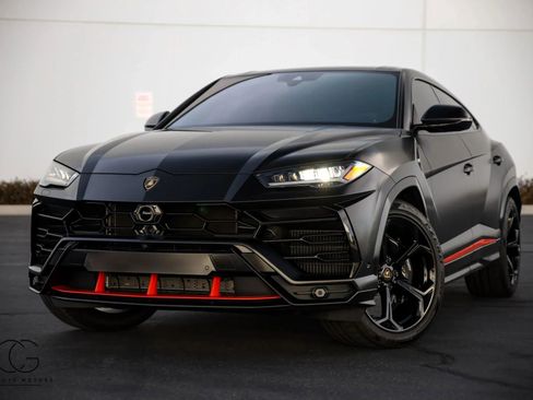 Used 2022 Lamborghini Urus Sport Utility 4D image 2