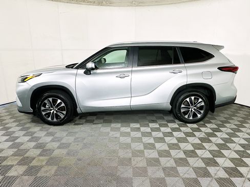 Used 2024 Toyota Highlander XLE image 6