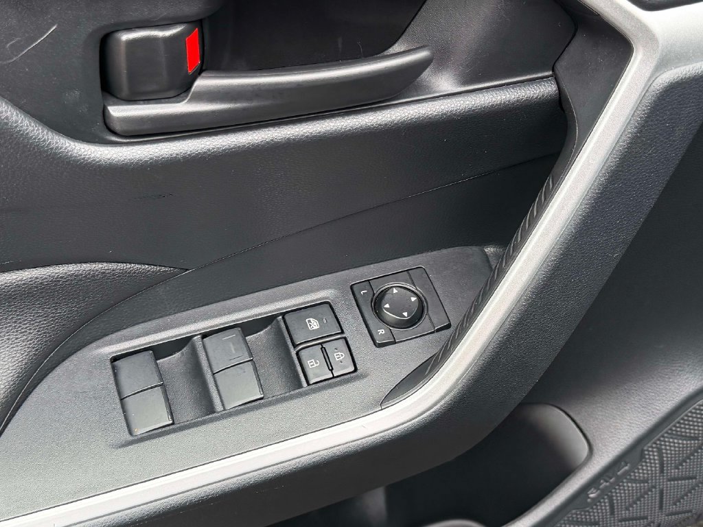 Used 2025 Toyota RAV4 LE AWD/4WD image 20