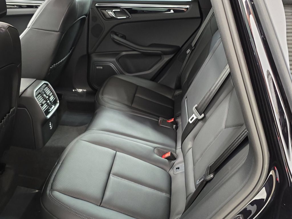 Certified 2026 Porsche Macan AWD/4WD image 24
