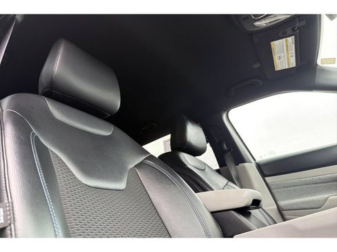 Used 2023 Jeep Compass Latitude AWD/4WD image 17