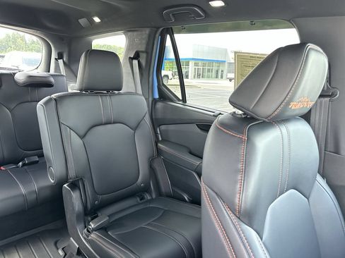 Used 2025 Honda Pilot TrailSport image 14