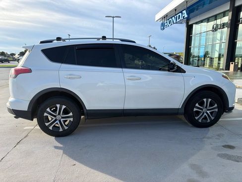 Used 2017 Toyota RAV4 LE FWD image 4