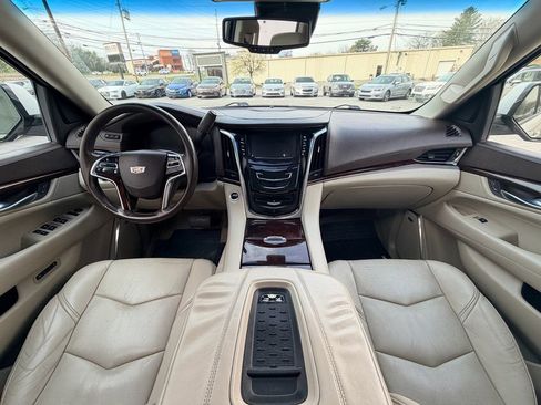 Used 2015 Cadillac Escalade Luxury image 18