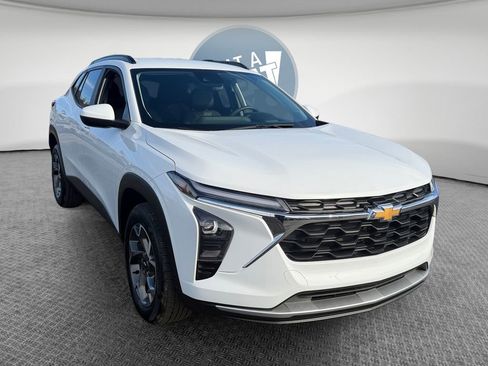 Certified 2024 Chevrolet Trax LT image 1