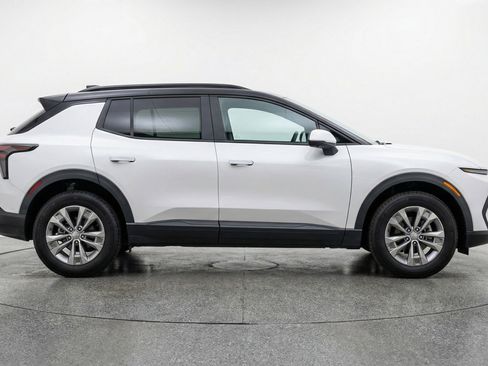 Used 2025 Chevrolet Equinox LT image 11