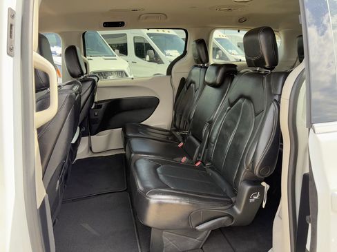 Used 2022 Chrysler Pacifica Touring-L w/ Uconnect Theater Family Group image 28