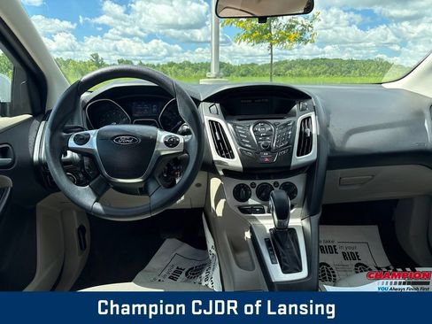 Used 2014 Ford Focus SE FWD image 2
