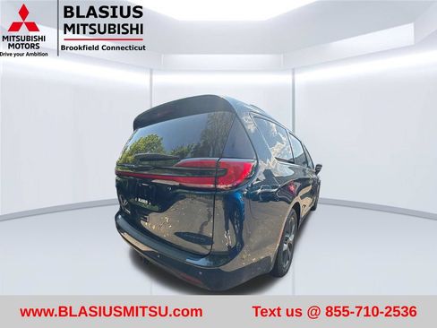 Used 2023 Chrysler Pacifica Limited w/ S Appearance Package FWD image 9