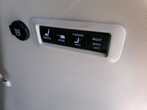 Used 2022 Chrysler Pacifica Limited FWD image 53