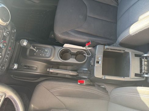 Used 2017 Jeep Wrangler Unlimited Sahara w/ Connectivity Group image 19