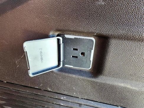 Used 2023 GMC Yukon XL SLT image 38