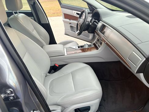 Used 2015 Jaguar XF Premium image 40
