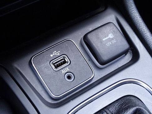 Used 2019 Jeep Cherokee Latitude Plus FWD image 29