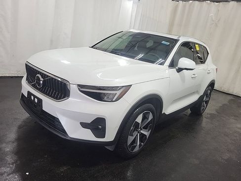 Used 2024 Volvo XC40 B5 Plus image 1