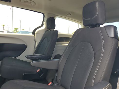Used 2022 Chrysler Voyager LX image 11