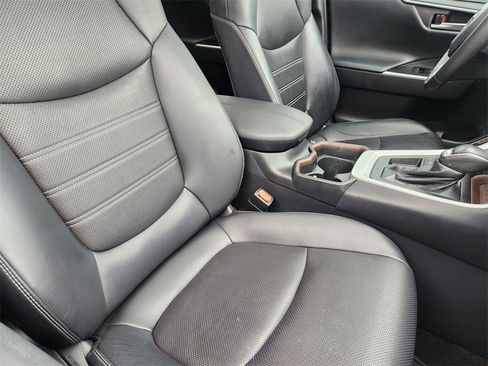Used 2019 Toyota RAV4 Limited image 16