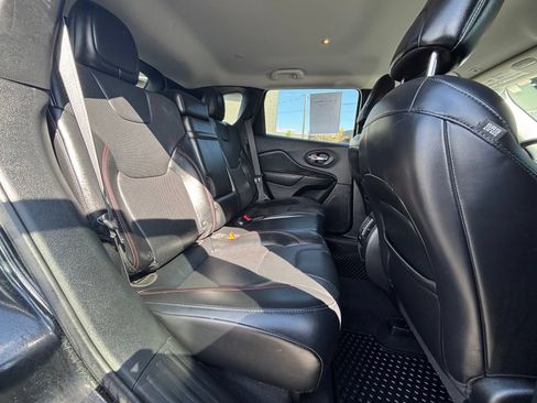 Used 2019 Jeep Cherokee Trailhawk AWD/4WD image 23
